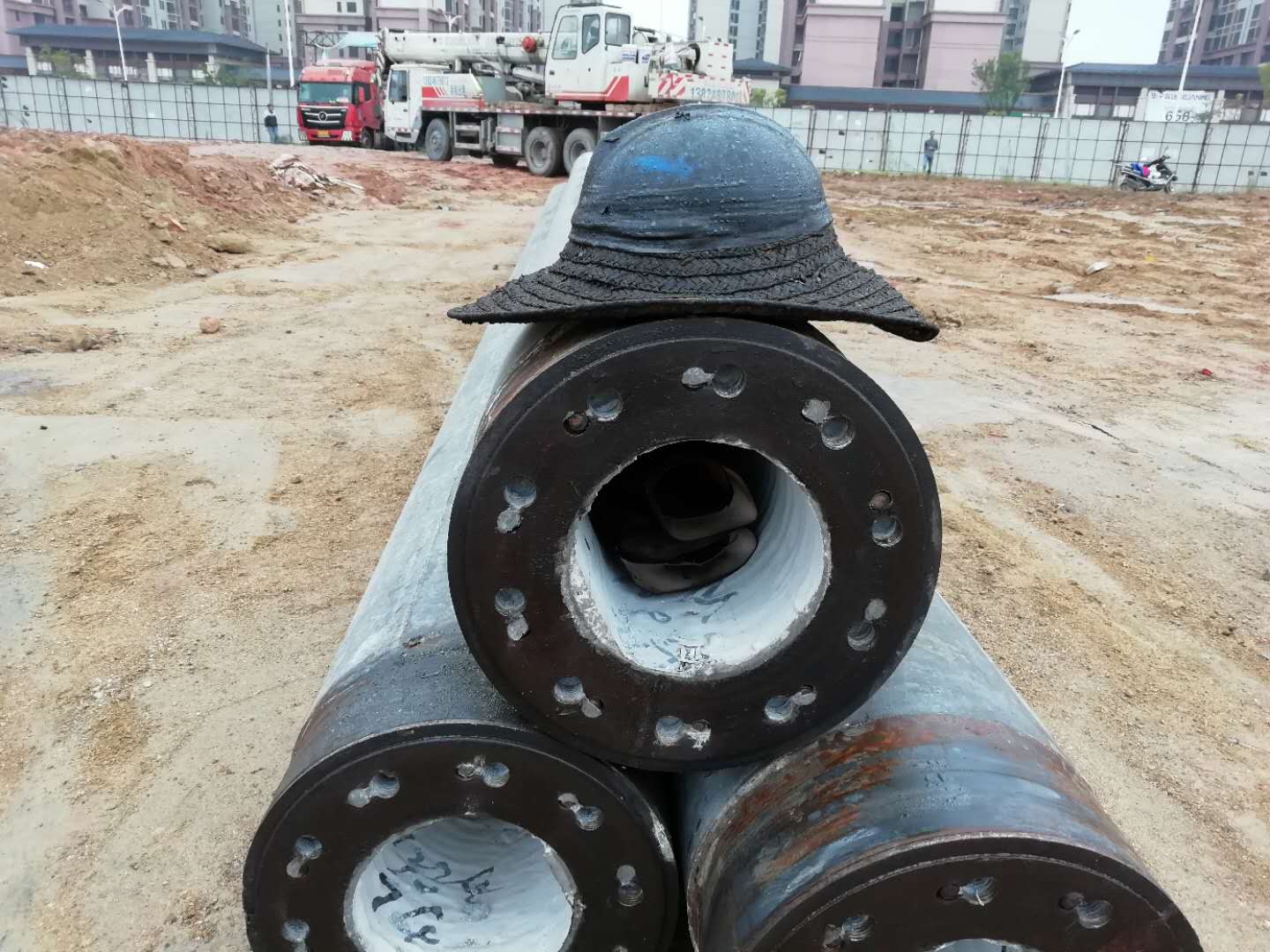 工人的头盔（原本是蓝色早已被染黑）