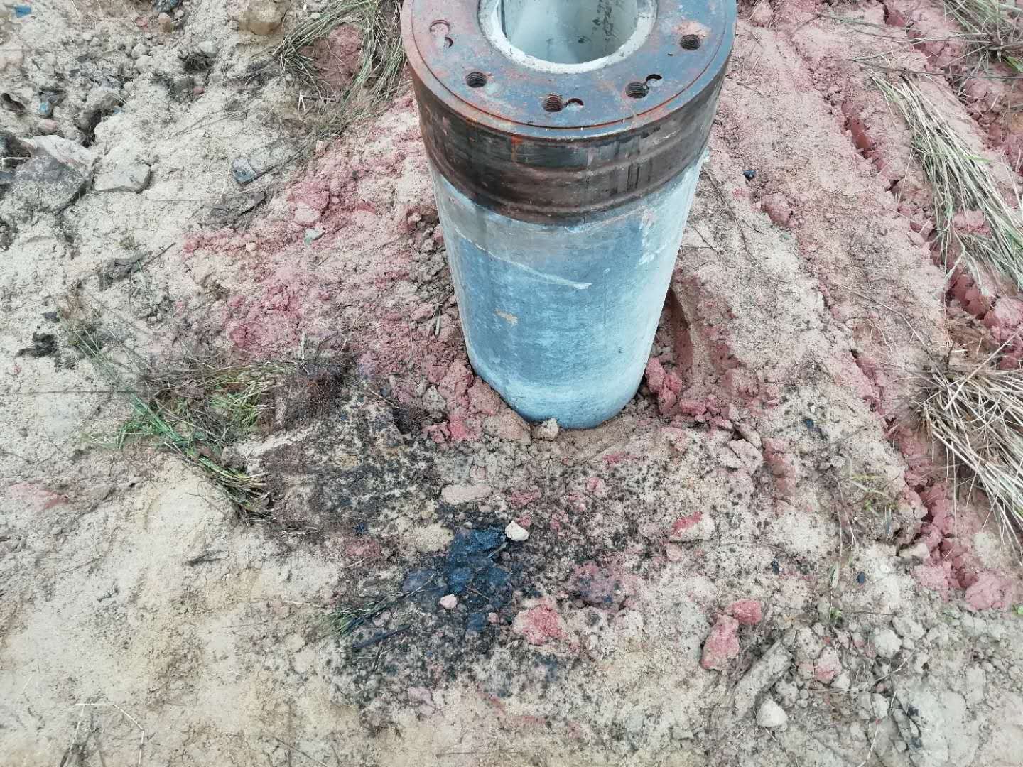 地上的油污是一大块的