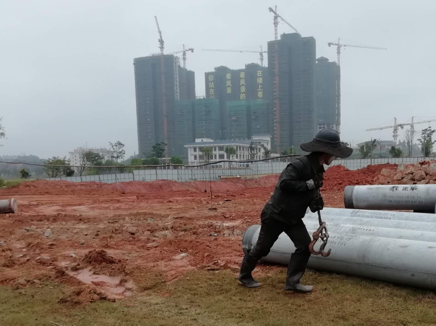 钢丝绳其实很重，拉绳就像拉纤一样